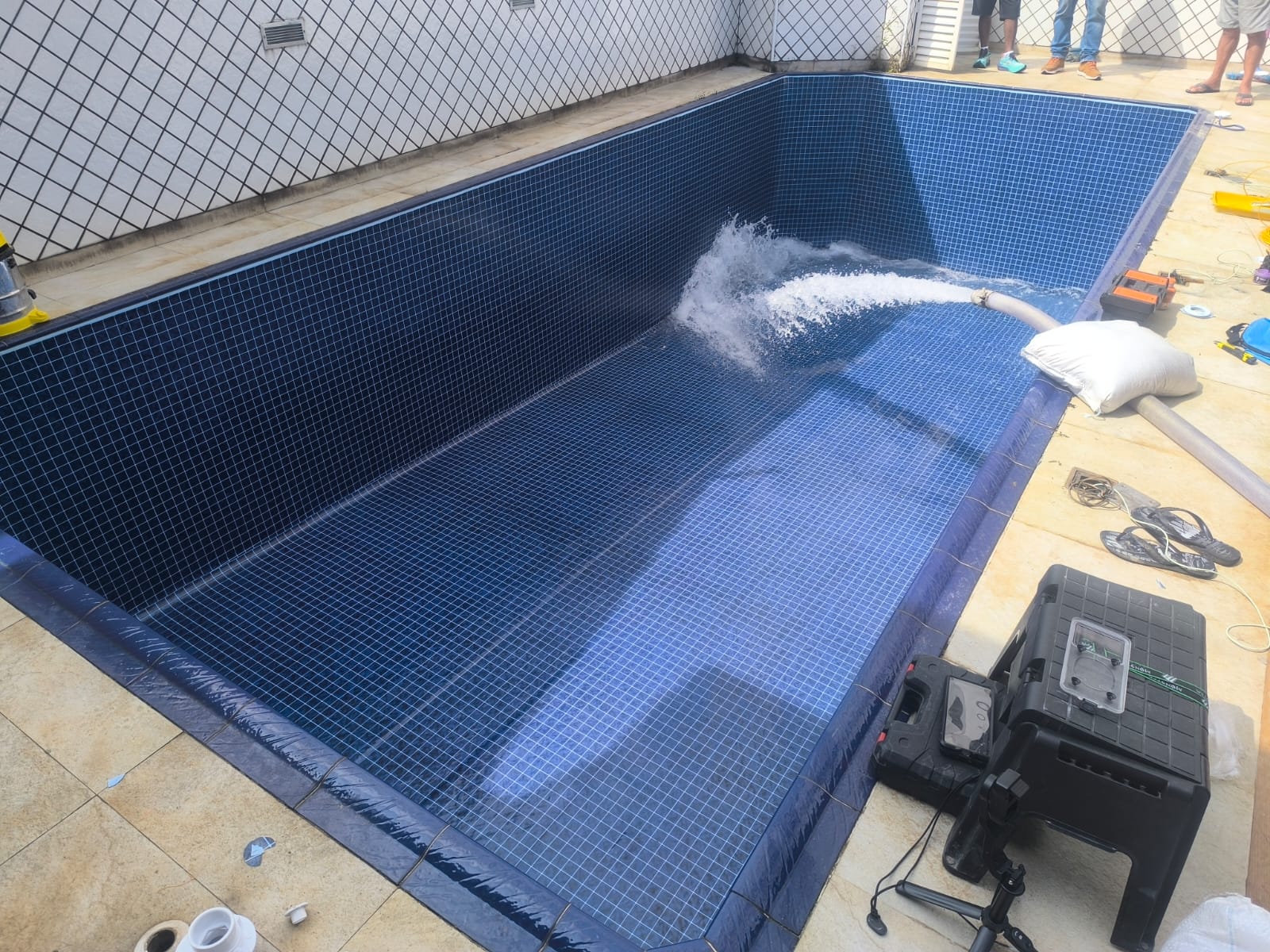 Enchendo piscina