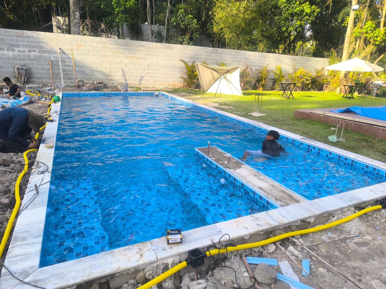 Equipe finalizando instalação
