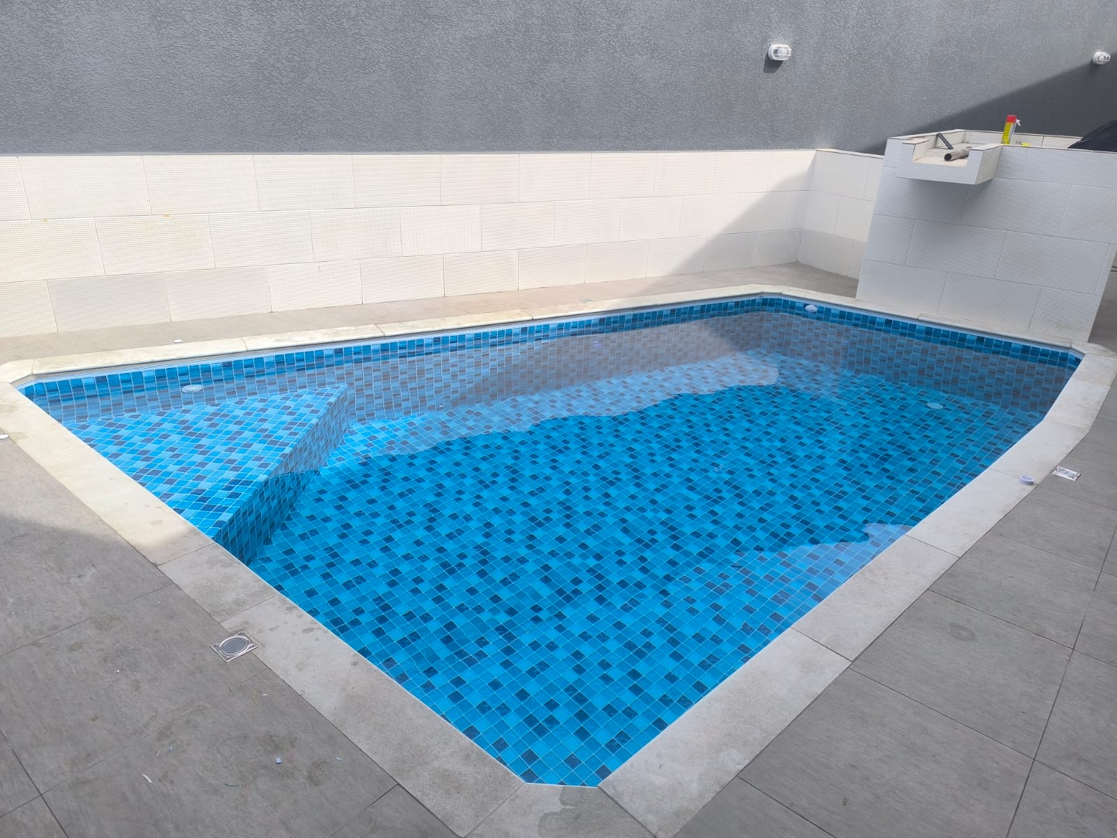 Piscina residencial azul