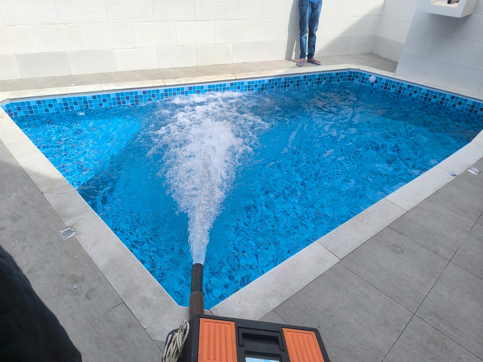 Piscina com borda em pedra